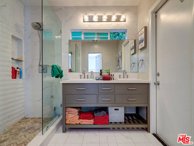 1019 S Rimpau Boulevard, Los Angeles CA: https://media.crmls.org/mediaz/0d7e0b46-bb2b-4a3a-8b9d-17f303a5cace.jpg