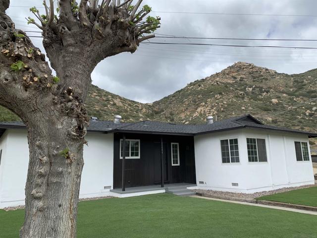 13508 Willow Rd, Lakeside CA: https://media.crmls.org/mediaz/0d7e3cda-1ca6-4cb8-9c7c-3569d3552373.jpg