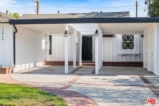 12848 Tiara Street, Valley Village CA: https://media.crmls.org/mediaz/0d7e494e-761c-4f68-9554-dbe17809ee26.jpg