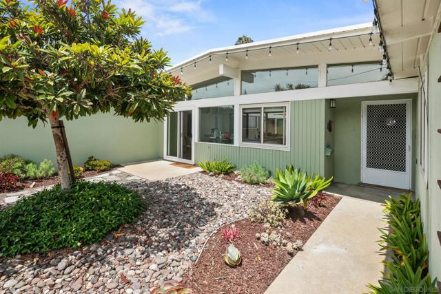 435 Country Club Ln, Coronado CA: https://media.crmls.org/mediaz/0d7e5754-759f-414c-af81-9824aaf82c11.jpg