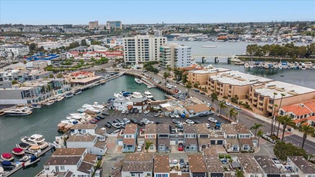 700 Lido Park Dr, Newport Beach CA: https://media.crmls.org/mediaz/0d7ea5ce-afd4-4250-abe0-96018185d869.jpg