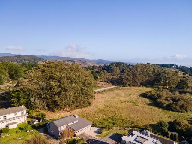 1077 Pearl Avenue, Moss Beach CA: https://media.crmls.org/mediaz/0d7eba47-9c67-401b-b290-3198cfd90207.jpg