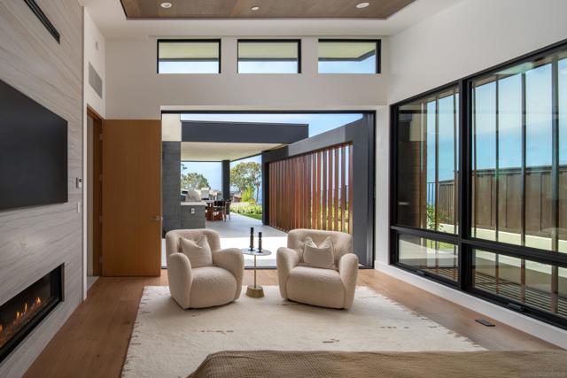 722 Amphitheatre Dr, Del Mar CA: https://media.crmls.org/mediaz/0d7f865b-c25c-449c-ada8-584d684628eb.jpg