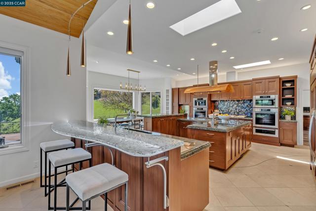 1121 Eagle Nest Ct, Danville CA: https://media.crmls.org/mediaz/0d7fc733-9dc2-4931-8f7b-6d7a239eb0e9.jpg