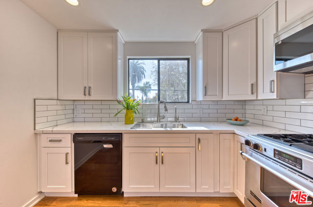 1113 Electric Avenue, Venice CA: https://media.crmls.org/mediaz/0d808a06-ecb6-4abf-9c15-880920633056.jpg