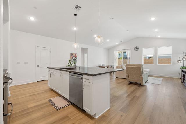 42501 Solicio Way, Indio CA: https://media.crmls.org/mediaz/0d811eb8-63f4-4451-8d3f-e32e585ba6c5.jpg