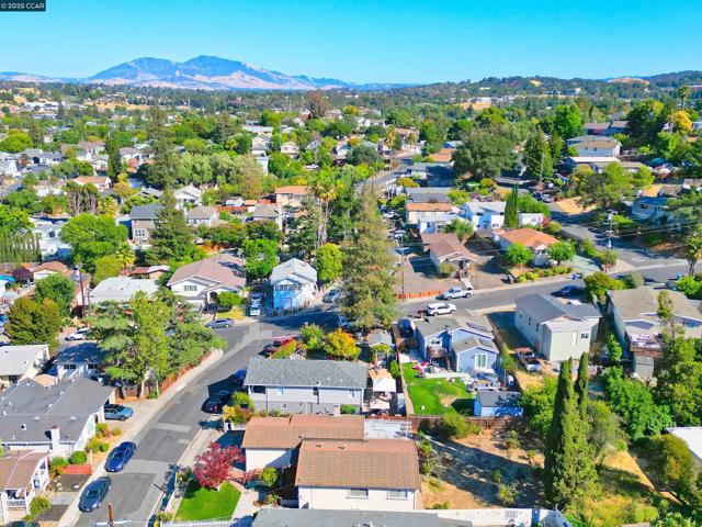 2156 MONTEREY AVENUE, Martinez CA: https://media.crmls.org/mediaz/0d81342a-c17a-4fa3-a671-92f7cbc0965b.jpg