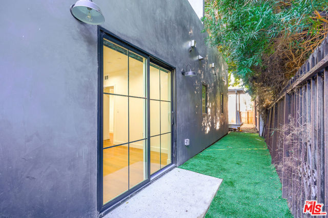1331 N June Street, Los Angeles CA: https://media.crmls.org/mediaz/0d824e86-9f95-4b89-9109-d4430b37db39.jpg