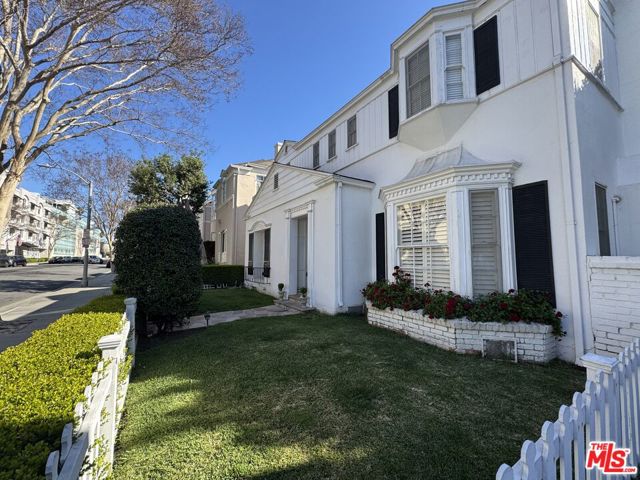 144 S Spalding Drive, Beverly Hills CA: https://media.crmls.org/mediaz/0d82dc11-ef91-4ed1-ae18-f52651102fd6.jpg