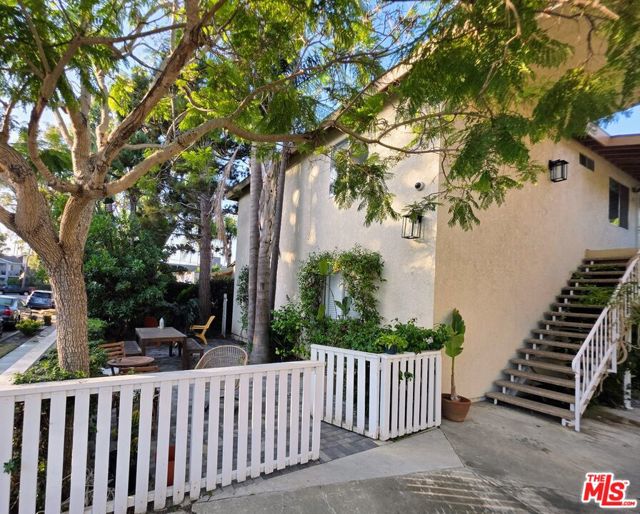 1029 Pleasantview Avenue, Venice CA: https://media.crmls.org/mediaz/0d82e4e5-722e-4700-89e5-0b675a85b554.jpg