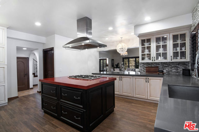 664 S Highland Avenue, Los Angeles CA: https://media.crmls.org/mediaz/0d83a9a2-bf59-4bed-8502-620d583f3e6d.jpg