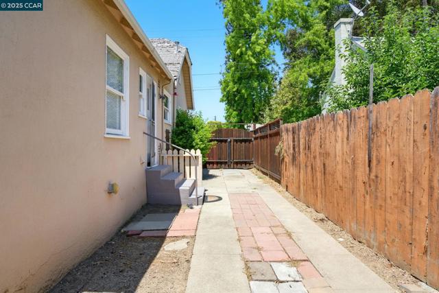 521 C St, Martinez CA: https://media.crmls.org/mediaz/0d83ce54-96cd-466b-803c-095ab07777aa.jpg