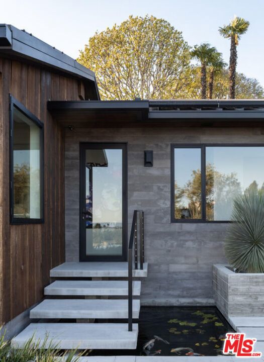 2532 Canyon Oak Dr, Los Angeles CA: https://media.crmls.org/mediaz/0d84d0bd-3d8b-4a25-94e4-4b89f0e00d63.jpg