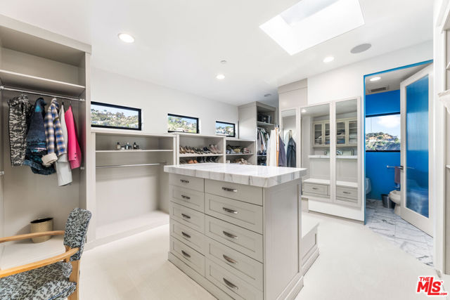 1501 Viewsite Terrace, Los Angeles CA: https://media.crmls.org/mediaz/0d8533a9-b662-4a5c-836b-c15f41656e0b.jpg