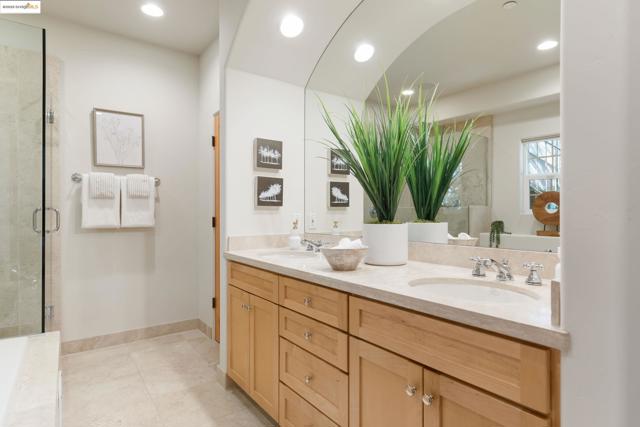 50 Pine Hills Ct, Oakland CA: https://media.crmls.org/mediaz/0d865e9b-3463-4334-b156-f14500fb29f1.jpg