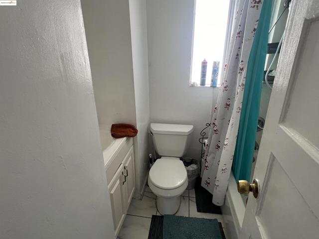 1993 38Th Ave, Oakland CA: https://media.crmls.org/mediaz/0d868b06-2048-4722-b59b-96b0ff7fd0fe.jpg