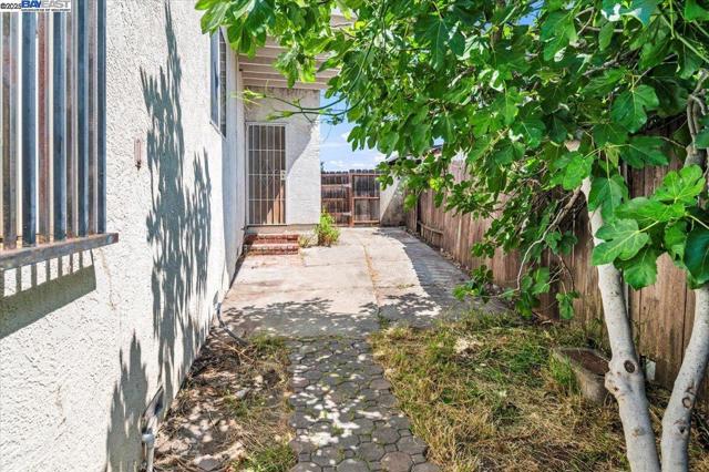 4095 Robin Ln, Castro Valley CA: https://media.crmls.org/mediaz/0d871cd0-f680-414e-8742-352b1e025ab2.jpg