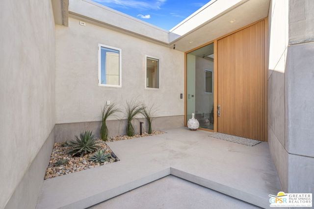 2381 Vista Palizada Drive, Palm Springs CA: https://media.crmls.org/mediaz/0d87655c-1760-4759-be9f-8fec7746d4d0.jpg