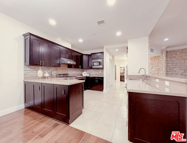 4848 Wilshire Boulevard, Los Angeles CA: https://media.crmls.org/mediaz/0d87dca8-7b11-4294-a2a0-2aed2fff6331.jpg