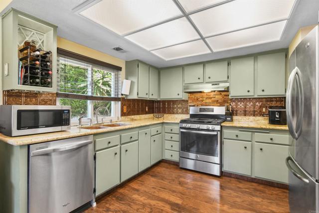 Detail Gallery Image 8 of 14 For 2610 Hillridge Ln, Spring Valley,  CA 91977 - 3 Beds | 2 Baths