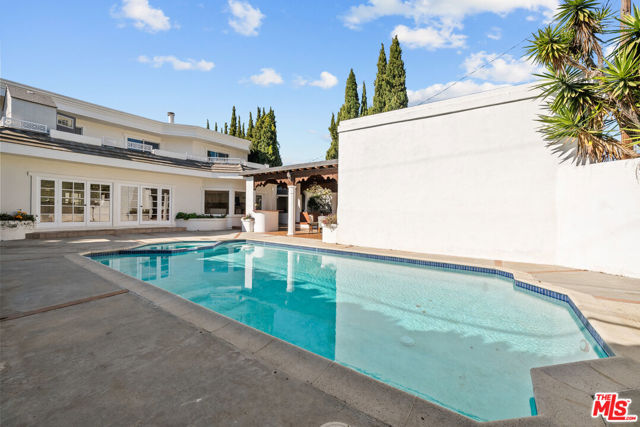 941 Yale Street, Santa Monica CA: https://media.crmls.org/mediaz/0d889abf-74e6-4dbd-9f2b-fb4d928b4dcd.jpg
