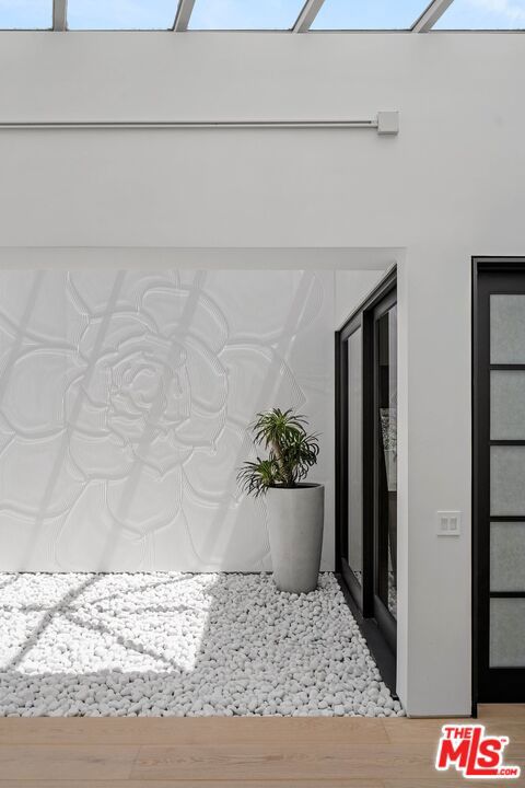 455 Castle Place, Beverly Hills CA: https://media.crmls.org/mediaz/0d892374-e333-452f-af24-f295cb2f462d.jpg