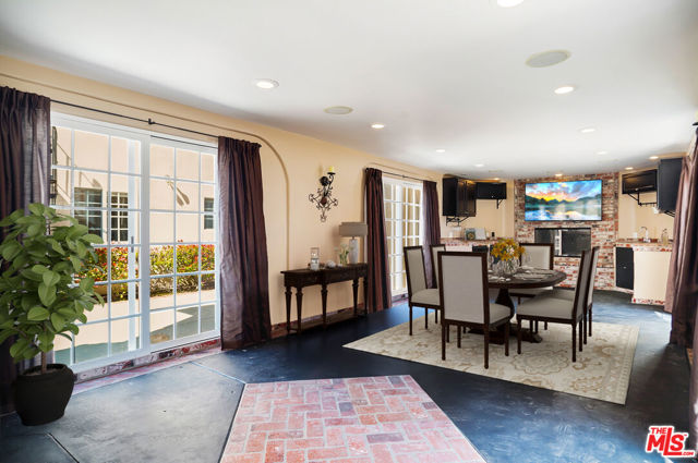 10655 Camarillo Street, Toluca Lake CA: https://media.crmls.org/mediaz/0d89beaa-6cce-4859-8cf5-8acf9c47ac10.jpg