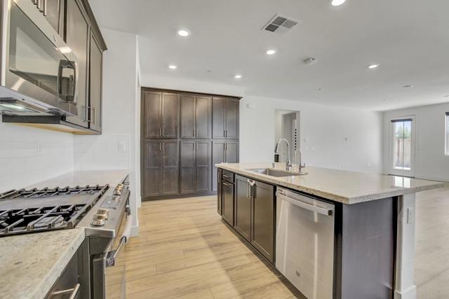 2606 Salinger Avenue, Tracy CA: https://media.crmls.org/mediaz/0d8af1b0-1d2e-43f5-81e5-90e26dedd30d.jpg
