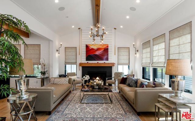 16101 Royal Mount Drive, Encino CA: https://media.crmls.org/mediaz/0d8b8850-9845-414a-aec1-60ab1d90e793.jpg