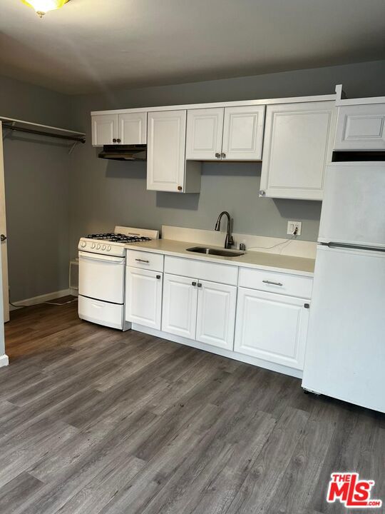 11472 VENTURA, Studio City CA: https://media.crmls.org/mediaz/0d8b95ec-a654-4184-8d1c-2d8ed916c2b8.jpg