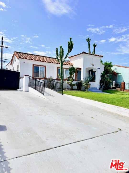 2940 Live Oak Street, Huntington Park CA: https://media.crmls.org/mediaz/0d8c06bd-0ef9-442d-8017-e6af531f3bb0.jpg