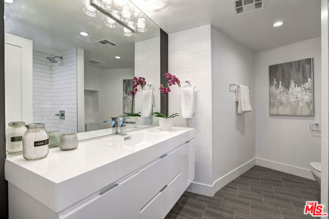 3712 Berry Drive, Studio City CA: https://media.crmls.org/mediaz/0d8d50bc-0acb-4a5d-a8f1-c789d93844b5.jpg