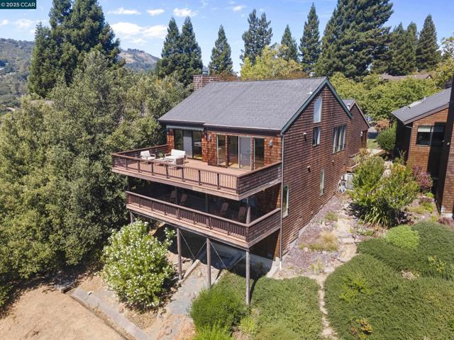 25 Watchwood Ct, Orinda CA: https://media.crmls.org/mediaz/0d8d9056-3991-4b4d-beee-c55c0abe1a16.jpg