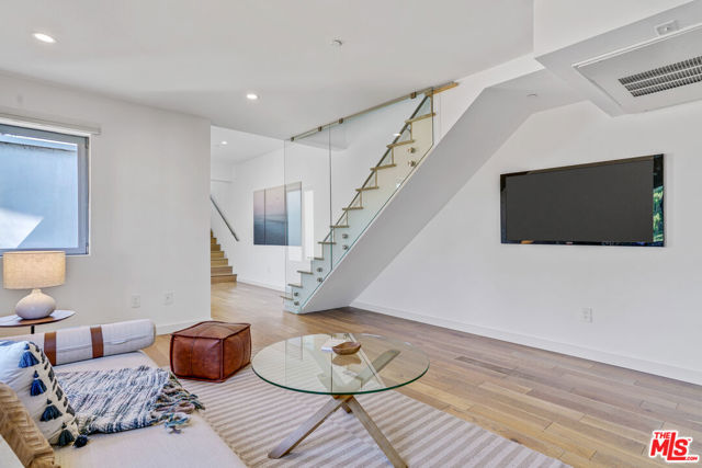 809 Brooks Avenue, Venice CA: https://media.crmls.org/mediaz/0d8e4728-ec7d-4fe2-af4e-ffca3db682ee.jpg