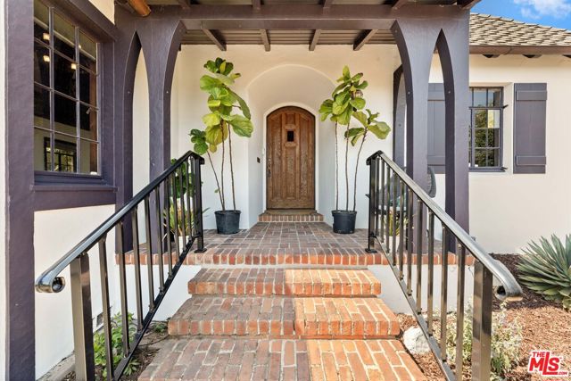 2247 Ronda Vista Drive, Los Angeles CA: https://media.crmls.org/mediaz/0d8ebfcd-2fb8-49fc-a29f-b34e755d3ea2.jpg