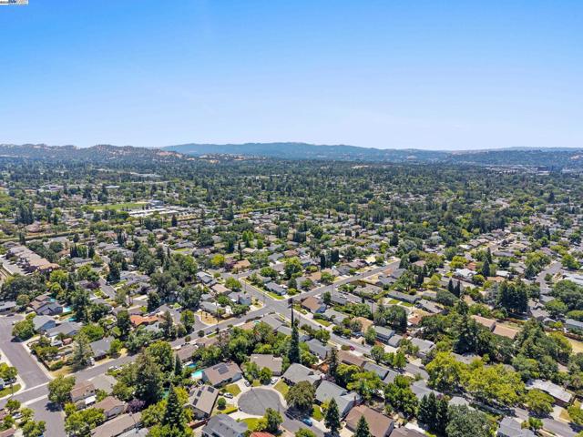 963 Getoun Dr, Concord CA: https://media.crmls.org/mediaz/0d8f2e5b-fe9f-4067-a102-e9400cc8396b.jpg