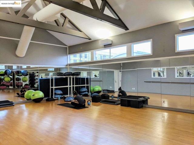 6400 Christie AVE, Emeryville CA: https://media.crmls.org/mediaz/0d8fc44c-6ab0-4dba-9c76-c70a4f6129c6.jpg