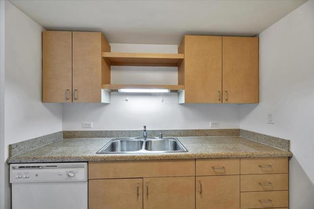 425 W Beech Street, San Diego CA: https://media.crmls.org/mediaz/0d9068d6-1a56-4734-9b58-744a8e14aa3e.jpg