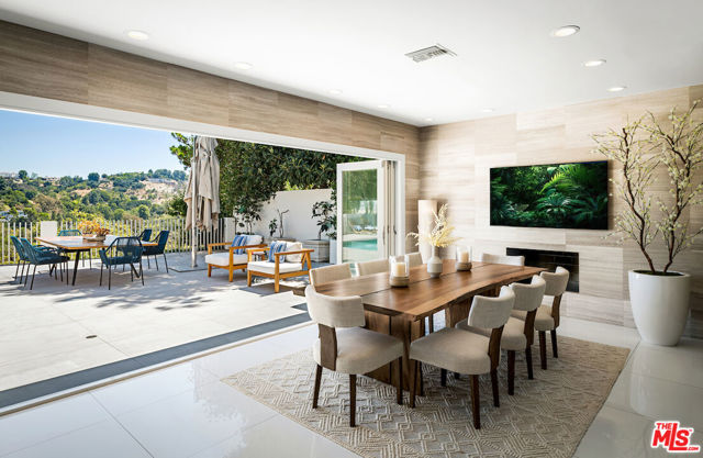 2612 Wallingford Drive, Beverly Hills CA: https://media.crmls.org/mediaz/0d90def2-f0e0-42e0-9b35-dd289cac24e0.jpg