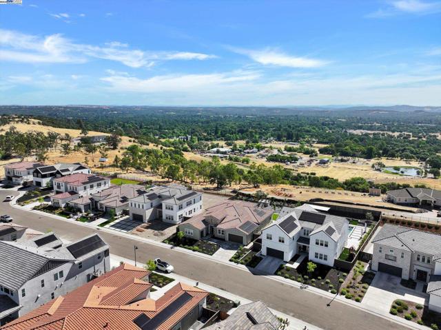4072 Whitney Vista Ln, Rocklin CA: https://media.crmls.org/mediaz/0d918f3f-7e35-4bcb-aaa3-68c0bdd8f16e.jpg