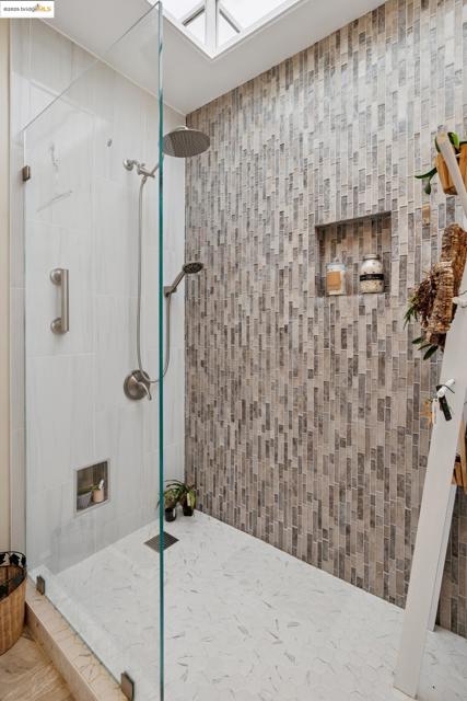 1034 Navellier St, El Cerrito CA: https://media.crmls.org/mediaz/0d919e98-6e40-4b86-923b-7da7f1534092.jpg