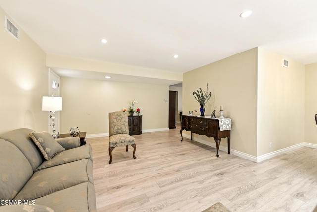 2063 Woodglen Street, Simi Valley CA: https://media.crmls.org/mediaz/0d920d48-c983-49b5-b3fa-fdd946df0440.jpg