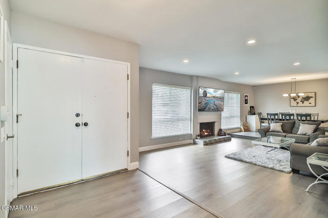 168 E Gainsborough Road, Thousand Oaks CA: https://media.crmls.org/mediaz/0d928df9-6eef-4041-acf8-b09d3bf22364.jpg