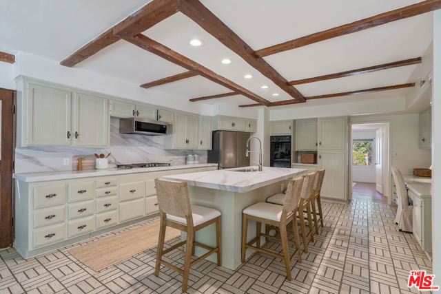 4835 Corbin Avenue, Tarzana CA: https://media.crmls.org/mediaz/0d92e4d5-ea7c-41ae-b852-37747b52f84b.jpg