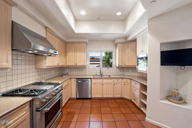 212 S Montgomery Street, Ojai CA: https://media.crmls.org/mediaz/0d933128-68ff-46c1-b2ee-bccb2a10d097.jpg