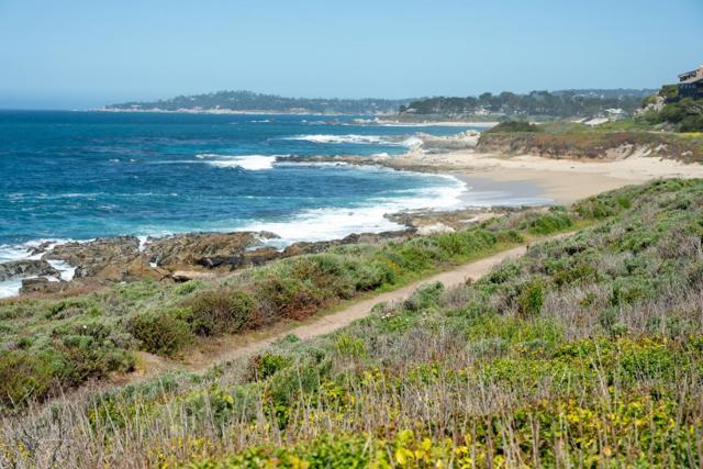 2952 Cuesta Way, Carmel CA: https://media.crmls.org/mediaz/0d94408f-9572-4f63-a26c-031111c6e050.jpg