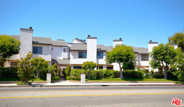 11911 Magnolia Boulevard, Valley Village CA: https://media.crmls.org/mediaz/0d94c2a2-5386-49f2-a77d-550ddc4b0dc0.jpg