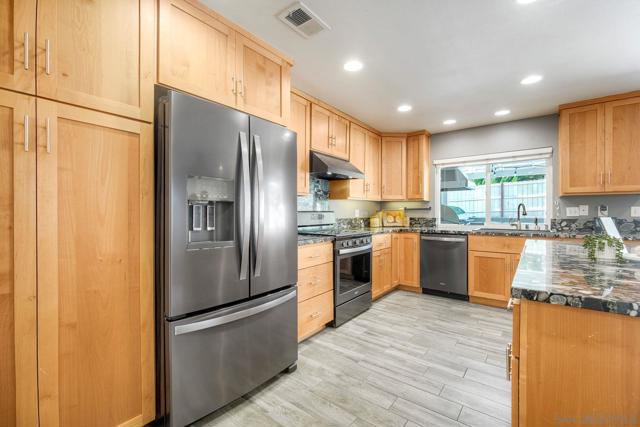 17240 Cuvee Ct, Poway CA: https://media.crmls.org/mediaz/0d956838-7228-408b-8bc4-8621814a4902.jpg