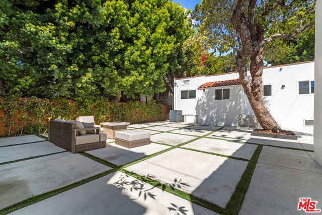 8226 Fountain Avenue, West Hollywood CA: https://media.crmls.org/mediaz/0d95cb02-7466-415c-856c-3e9db7459e4b.jpg