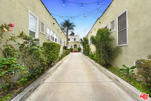 3370 Hamilton Way, Los Angeles CA: https://media.crmls.org/mediaz/0d96459a-e5ab-4e48-beb7-608ec27ce3bd.jpg